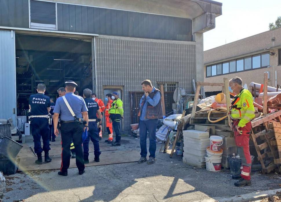 Moarte tragică a unui român la Milano.  A căzut în gol 10 metri, de pe acoperișul pe care îl repara 729716