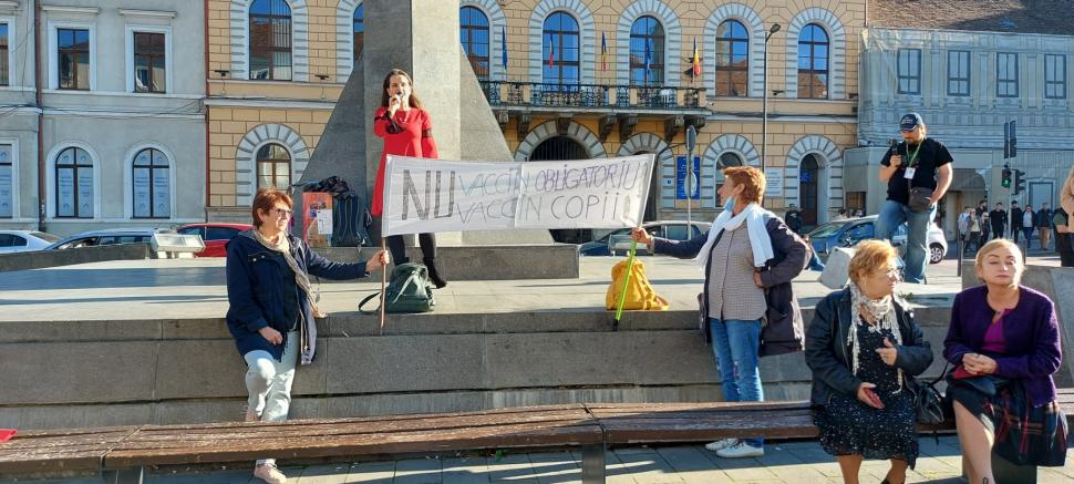 Sute de oameni au ieșit în stradă la Cluj-Napoca și Timișoara: „Jos dictatura!”, „Jos masca!”„Libertate fără certificate” 729746