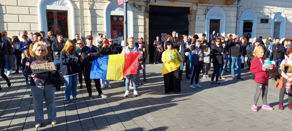 Sute de oameni au ieșit în stradă la Cluj-Napoca și Timișoara: „Jos dictatura!”, „Jos masca!”„Libertate fără certificate” 729747