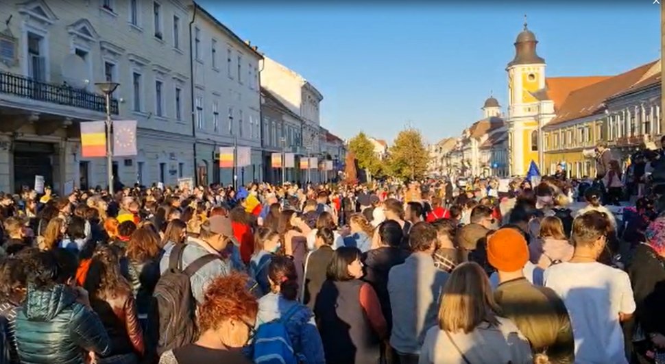 Sute de oameni au ieșit în stradă la Cluj-Napoca și Timișoara: „Jos dictatura!”, „Jos masca!”„Libertate fără certificate”