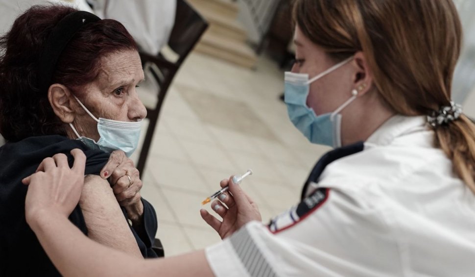 Metoda cu care autoritățile îi determină pe oameni să-și facă a treia doză de vaccin, în Israel