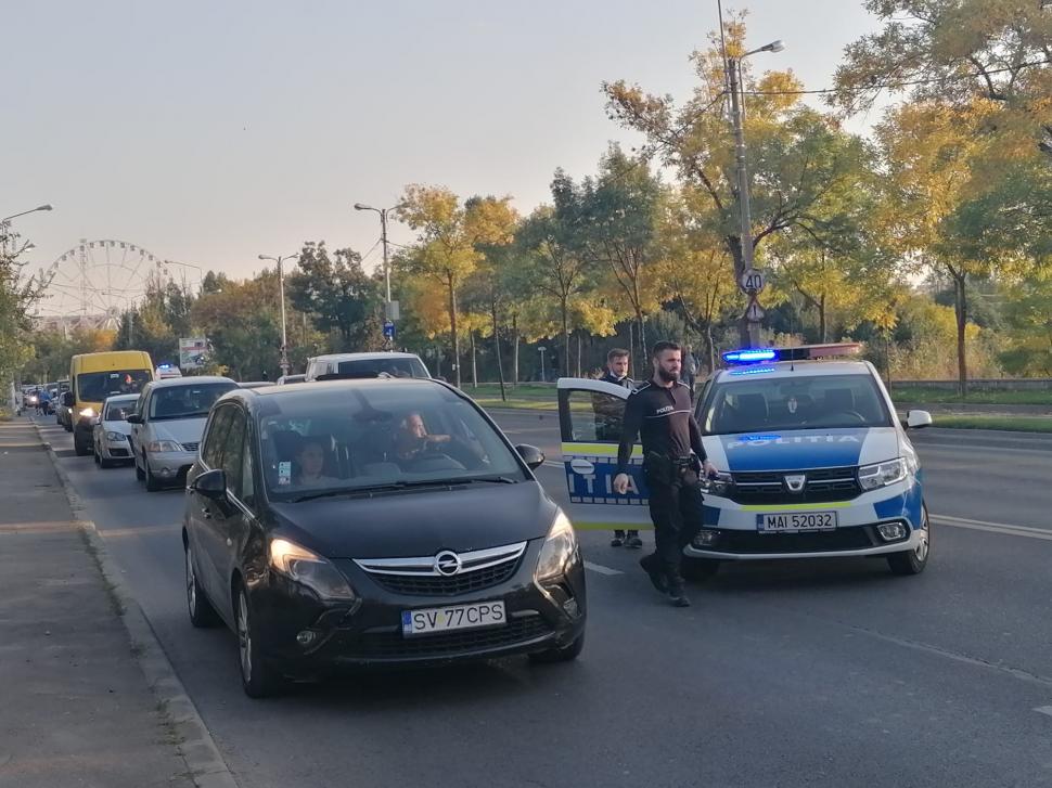 O mașină a luat foc, pe o șosea aglomerată din Pipera. Traficul este blocat 729985