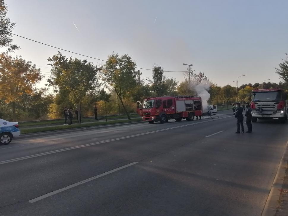 O mașină a luat foc, pe o șosea aglomerată din Pipera. Traficul este blocat 729986