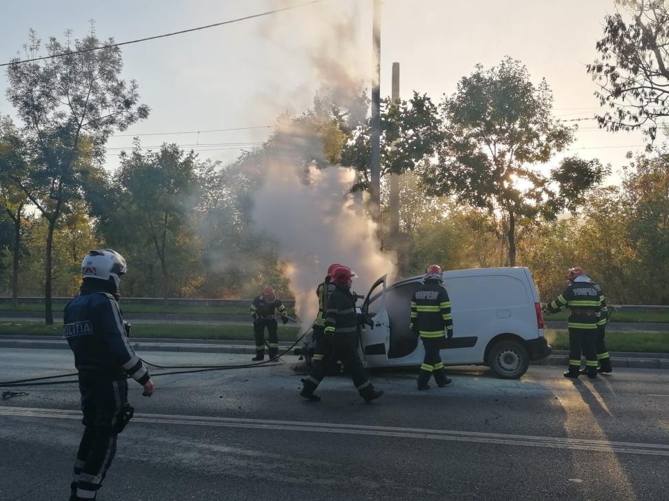 O mașină a luat foc, pe o șosea aglomerată din Pipera. Traficul este blocat 729987