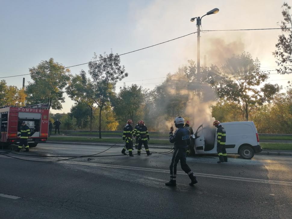 O mașină a luat foc, pe o șosea aglomerată din Pipera. Traficul este blocat 729990