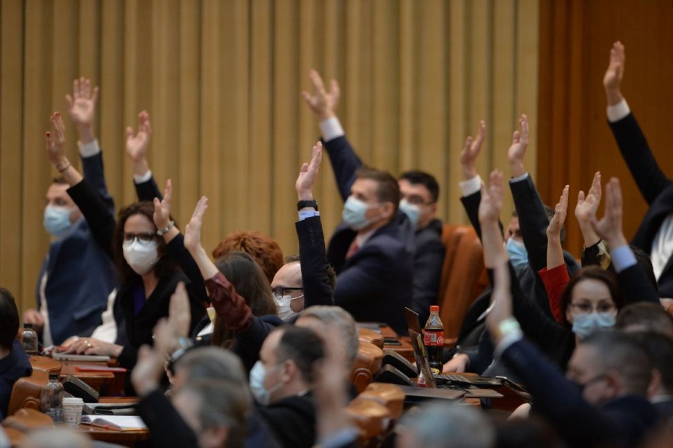 Liberalii s-au răzgândit! Vor fi prezenți în sală la votul moțiunii de cenzură depuse de PSD