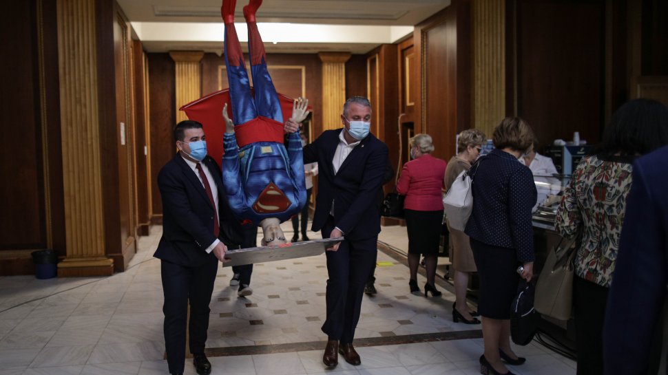 PSD a adus un manechin Superman în Parlament, în ziua votării moțiunii de cenzură