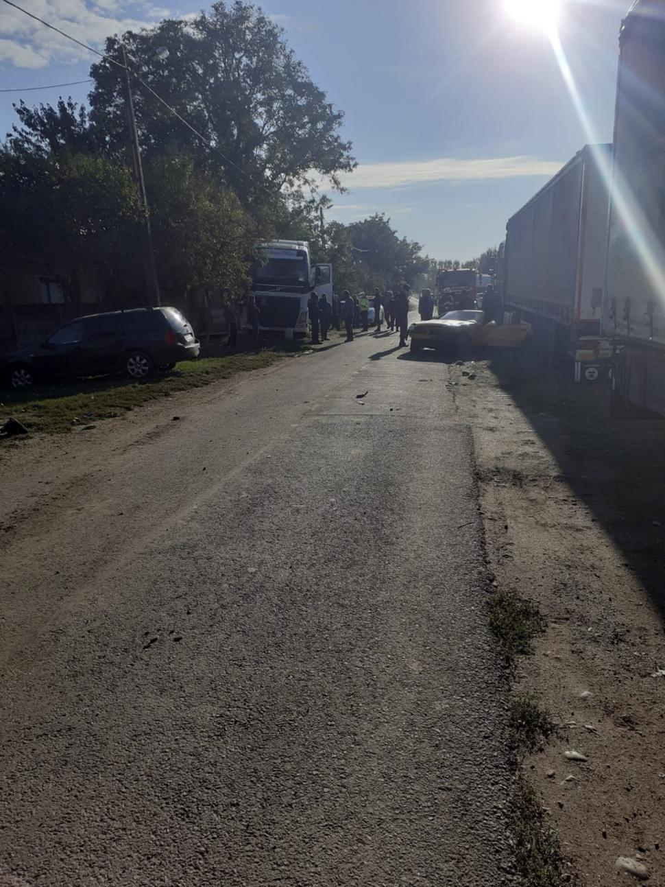 O mașină s-a rupt în două, după ce s-a izbit de un stâlp, a ricoşat într-un utilaj agricol şi s-a oprit într-un TIR 730316