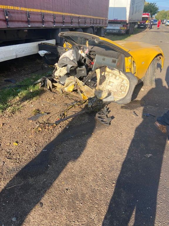 O mașină s-a rupt în două, după ce s-a izbit de un stâlp, a ricoşat într-un utilaj agricol şi s-a oprit într-un TIR 730318