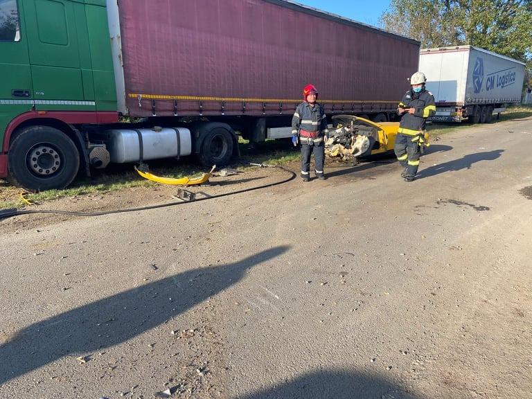 O mașină s-a rupt în două, după ce s-a izbit de un stâlp, a ricoşat într-un utilaj agricol şi s-a oprit într-un TIR 730319