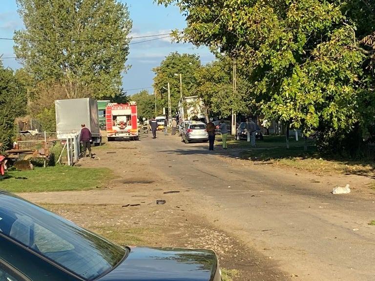 O mașină s-a rupt în două, după ce s-a izbit de un stâlp, a ricoşat într-un utilaj agricol şi s-a oprit într-un TIR 730320