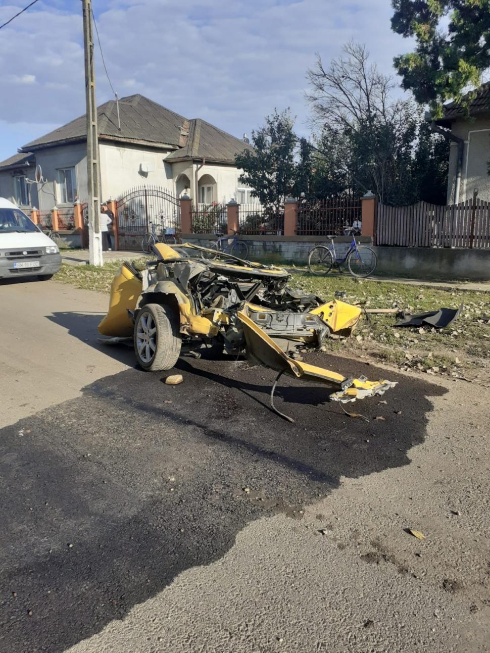 O mașină s-a rupt în două, după ce s-a izbit de un stâlp, a ricoşat într-un utilaj agricol şi s-a oprit într-un TIR 730321