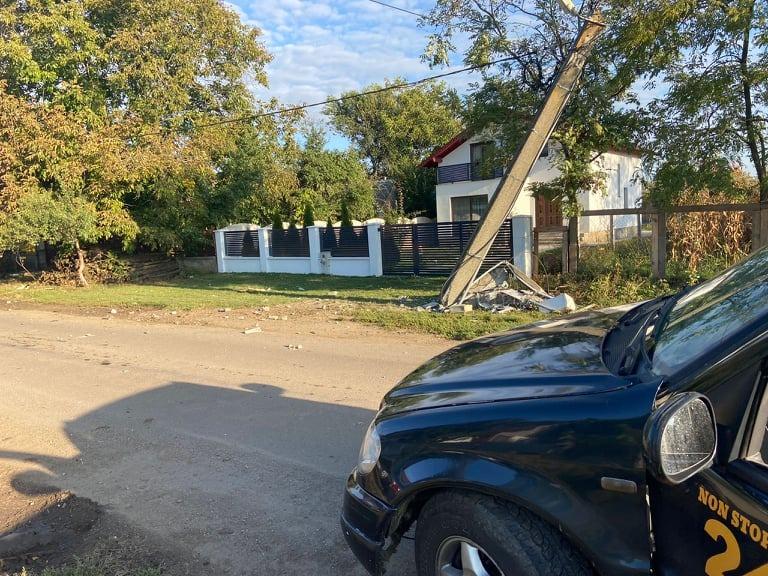 O mașină s-a rupt în două, după ce s-a izbit de un stâlp, a ricoşat într-un utilaj agricol şi s-a oprit într-un TIR 730322