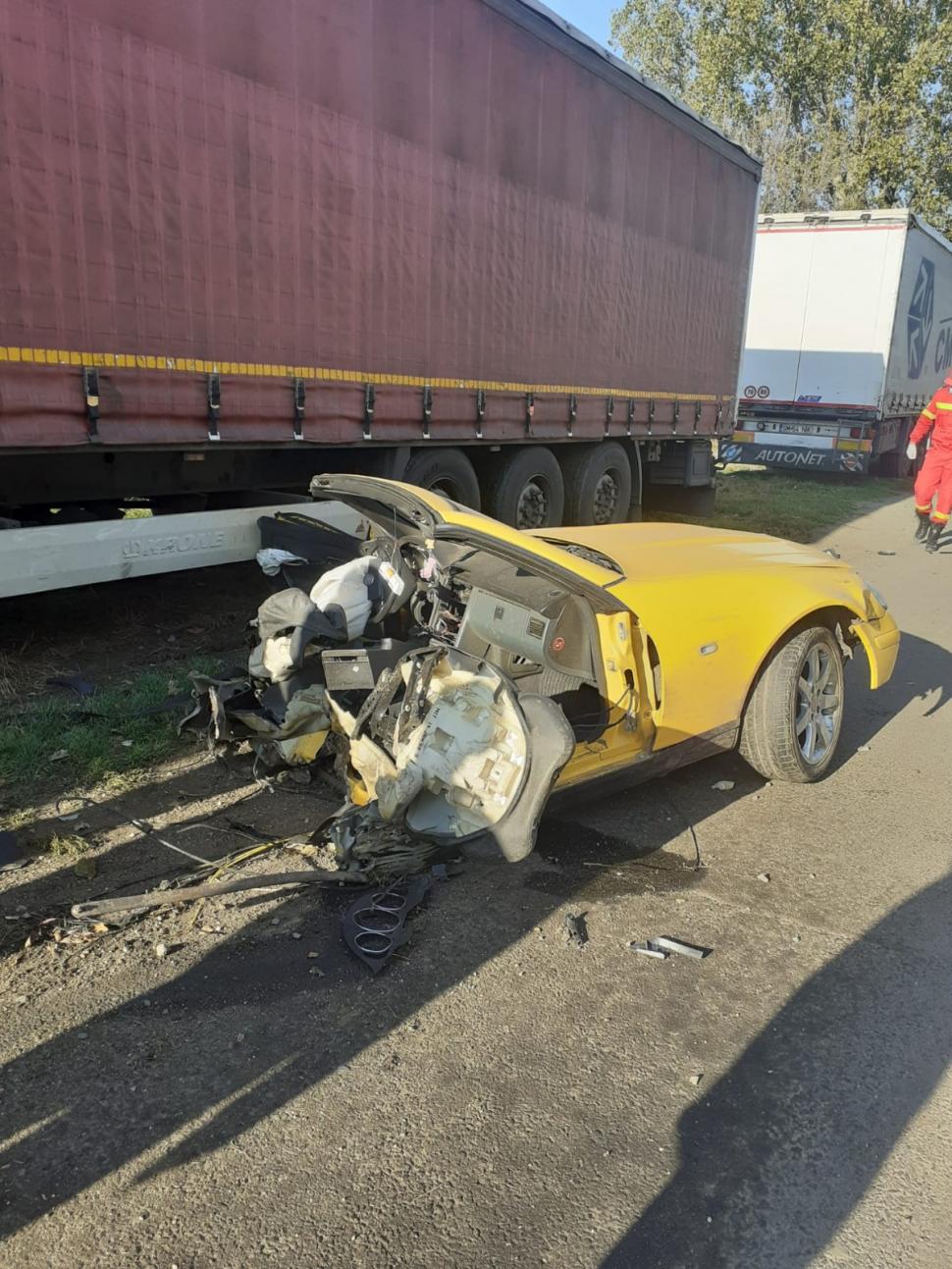 O mașină s-a rupt în două, după ce s-a izbit de un stâlp, a ricoşat într-un utilaj agricol şi s-a oprit într-un TIR 730323