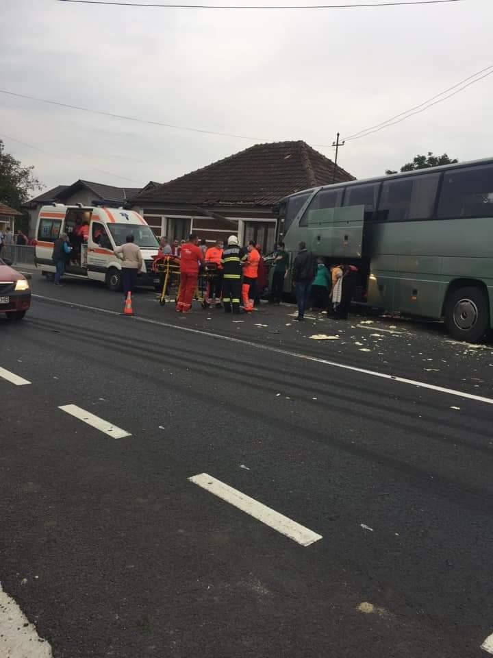 Accident rutier cu 9 răniţi, după ce un autocar cu pasageri s-a izbit violent de un TIR, în Bihor 730399