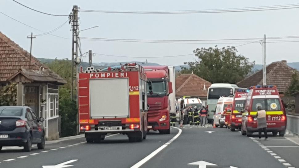 Accident rutier cu 9 răniţi, după ce un autocar cu pasageri s-a izbit violent de un TIR, în Bihor 730400