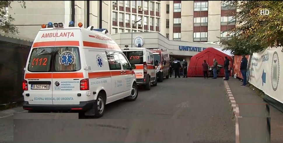 Curtea Spitalului Universitar e plină de zeci de ambulanţe, medicii au instalat şi două corturi pentru bolnavii COVID