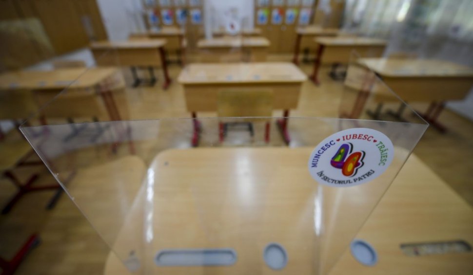 15 școli și licee din București trec în mediul online