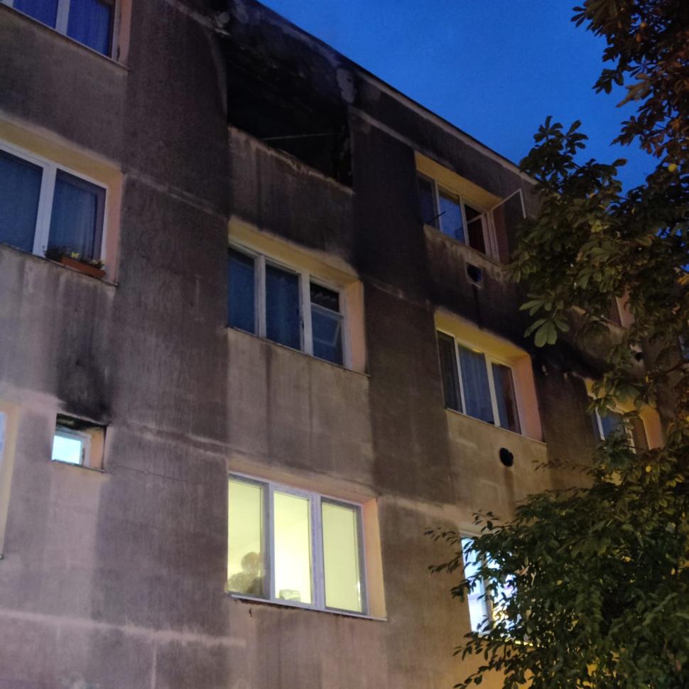 Incendiu puternic într-un bloc din Braşov, un om a murit 730445