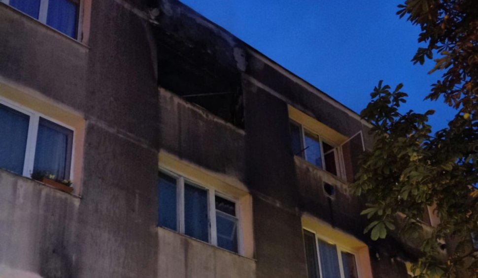 Incendiu puternic într-un bloc din Braşov, un om a murit