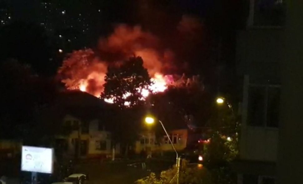 Incendiu puternic în Capitală. Două case din zona Vitan, cuprinse de flăcări uriașe 