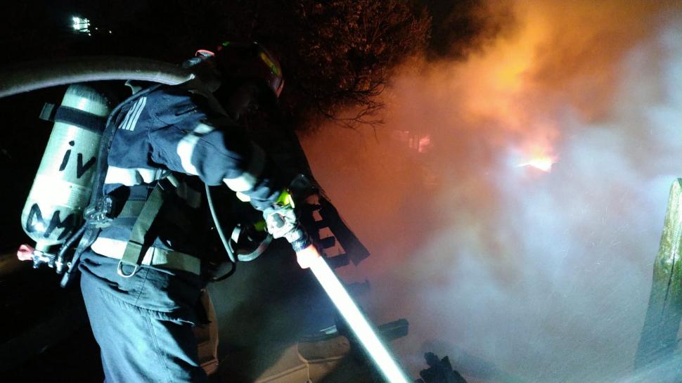 Incendiu puternic în Capitală. Două case din zona Vitan, cuprinse de flăcări uriașe  730599