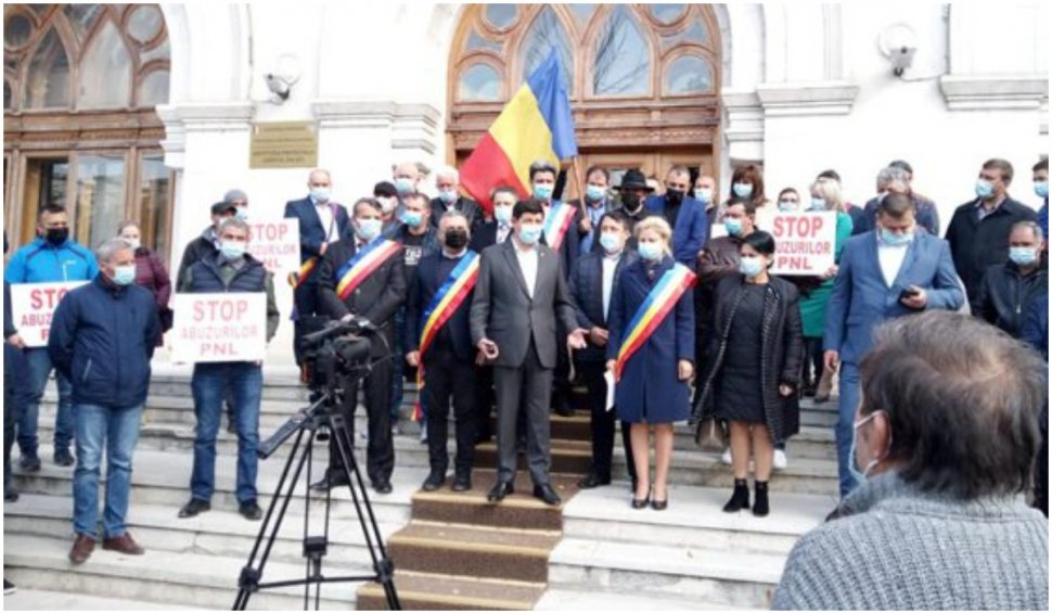 O sută de primari și consilieri locali PSD din județul Galați au ieșit la protest, revoltați că nu au primit niciun ban de la Guvern