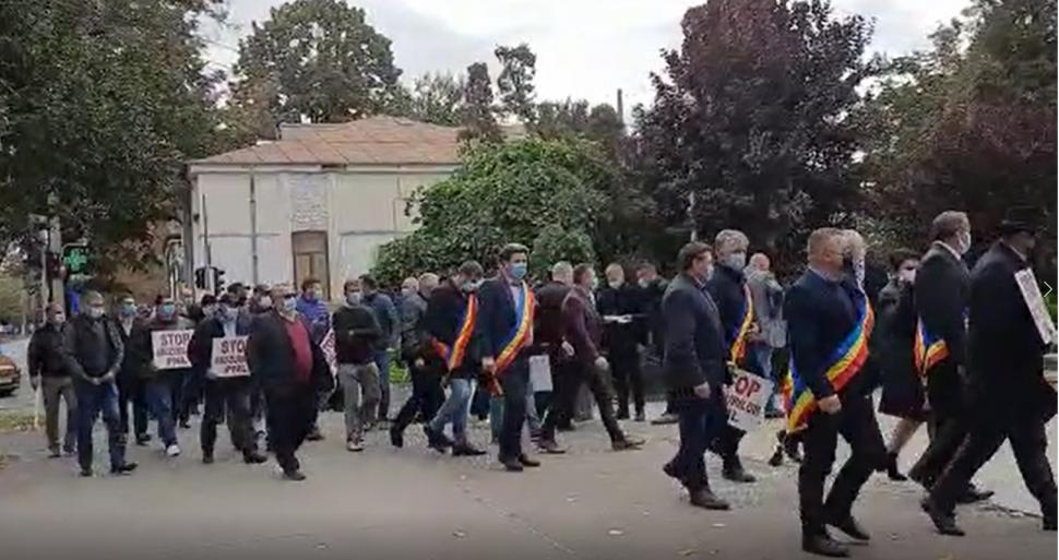 O sută de primari și consilieri locali PSD din județul Galați au ieșit la protest, revoltați că nu au primit niciun ban de la Guvern 730558