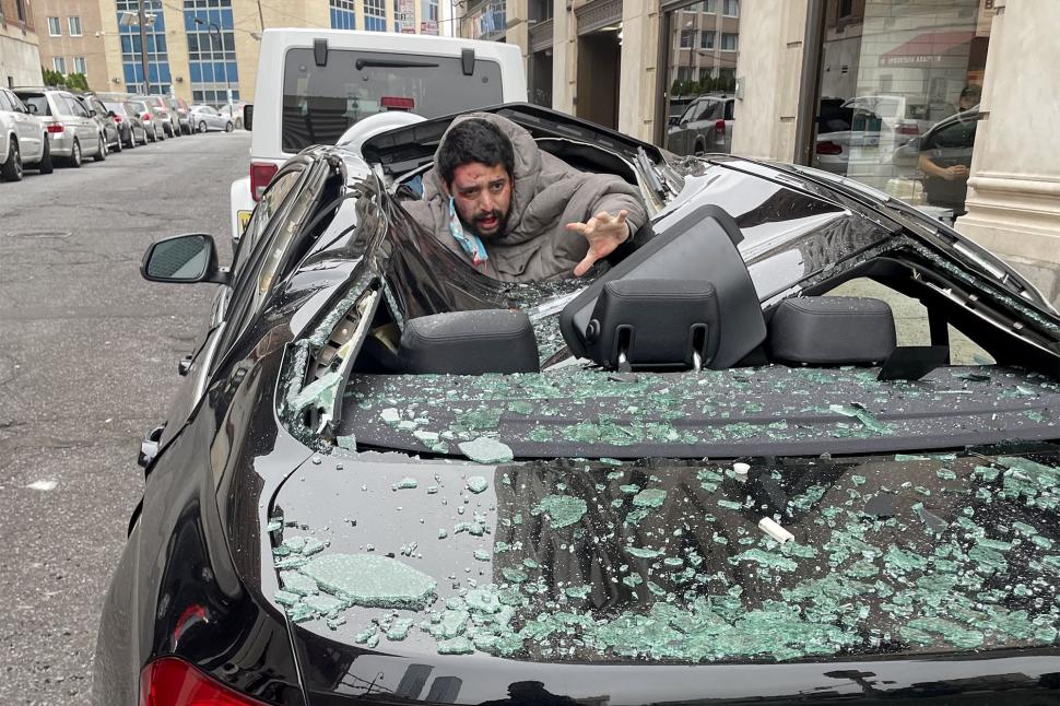 A scăpat cu viață după ce a căzut nouă etaje și a aterizat pe un BMW. Fotografiile au relevat un amănunt neașteptat 730737