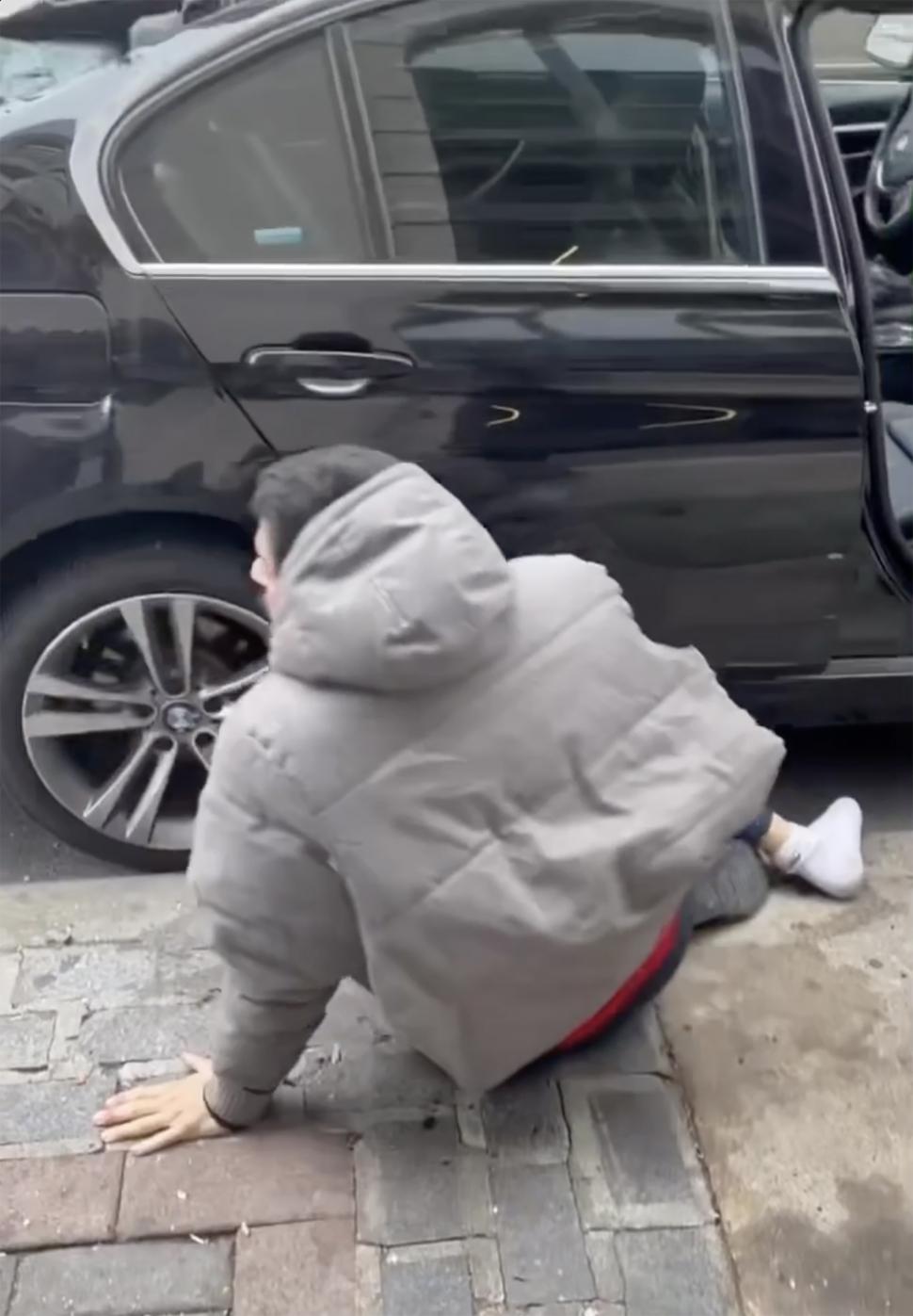 A scăpat cu viață după ce a căzut nouă etaje și a aterizat pe un BMW. Fotografiile au relevat un amănunt neașteptat 730738