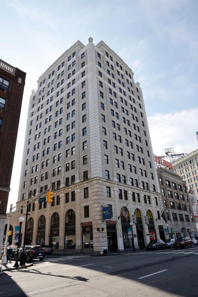 A scăpat cu viață după ce a căzut nouă etaje și a aterizat pe un BMW. Fotografiile au relevat un amănunt neașteptat 730739