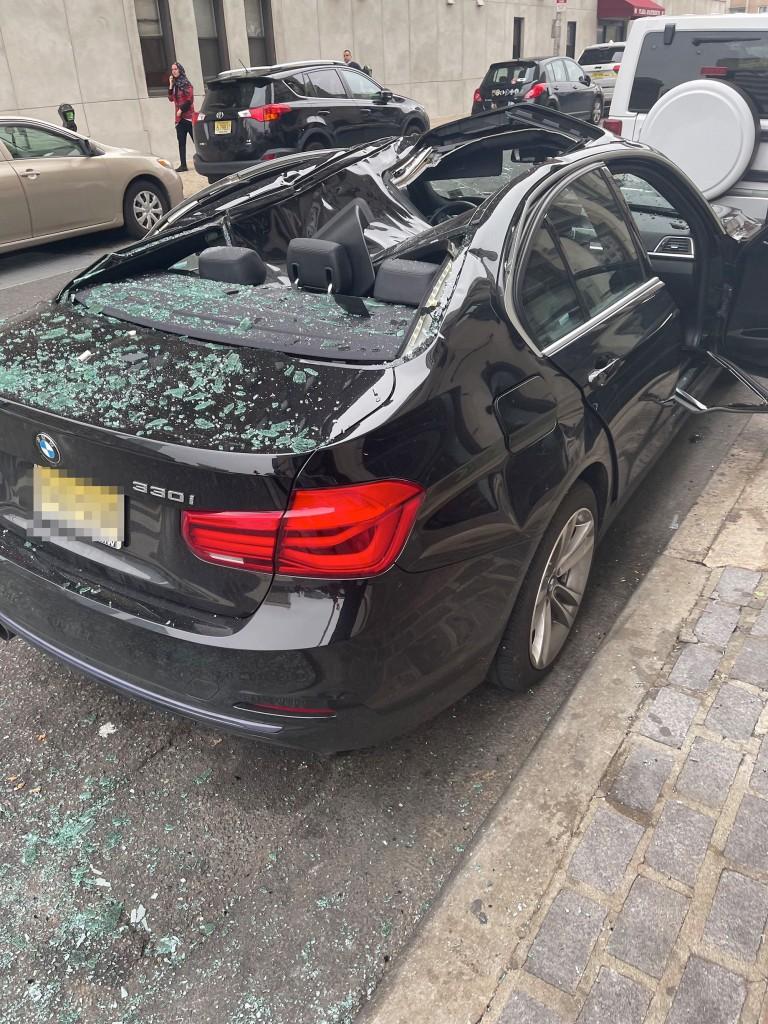 A scăpat cu viață după ce a căzut nouă etaje și a aterizat pe un BMW. Fotografiile au relevat un amănunt neașteptat 730740