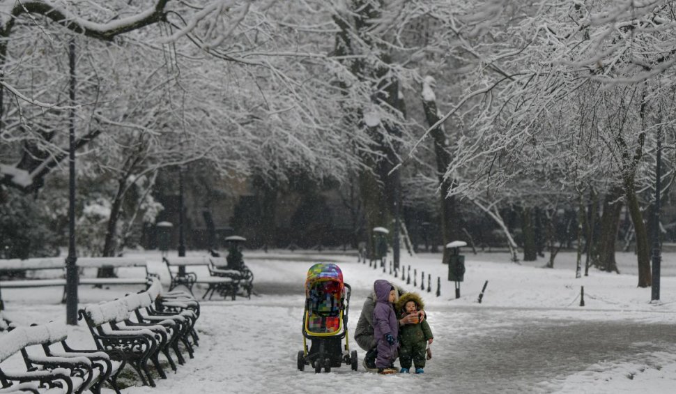 Prognoza meteo pentru weekend: Vin ploile și ninsorile. Este tot mai frig în România