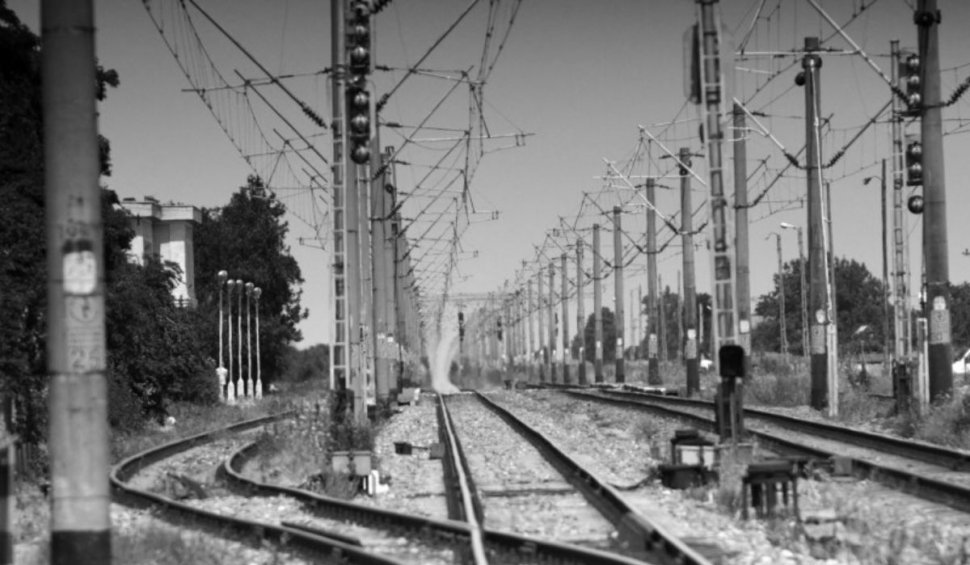 Un bătrân a murit electrocutat la linia de curent a unei căi ferate, în Alba. Bărbatul încerca să scuture un nuc, cu o țeavă metalică