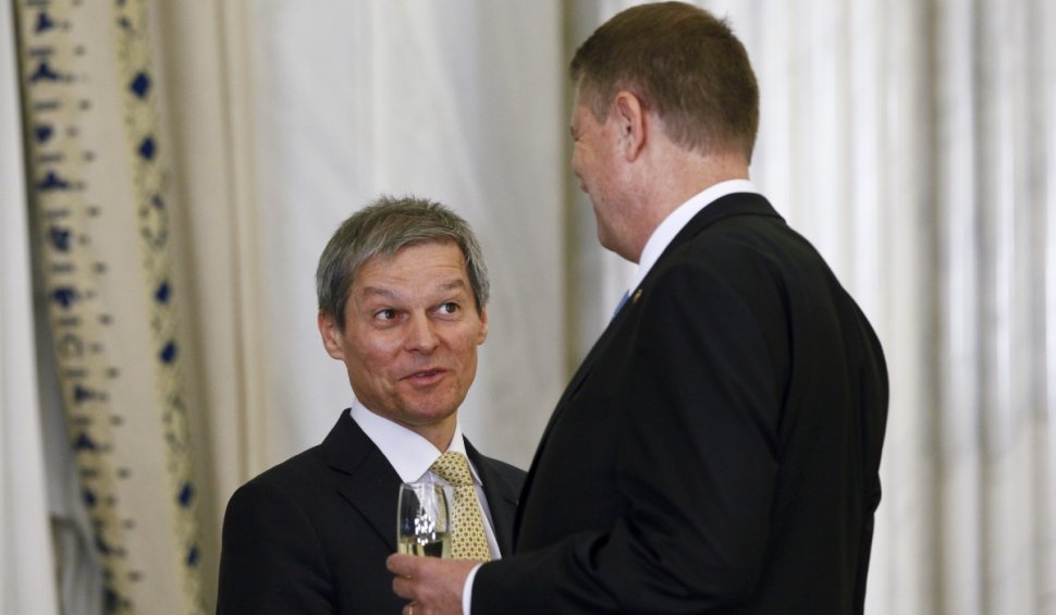 Iohannis a semnat decretul privind desemnarea lui Dacian Cioloș pentru a forma noul guvern