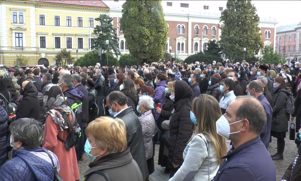 Mii de credincioși la înmormântarea cu onoruri militare a episcopului Vasile Someşanul. ÎPS Teodosie, în soborul de preoți 731007