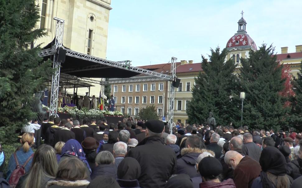 Mii de credincioși la înmormântarea cu onoruri militare a episcopului Vasile Someşanul. ÎPS Teodosie, în soborul de preoți 731008