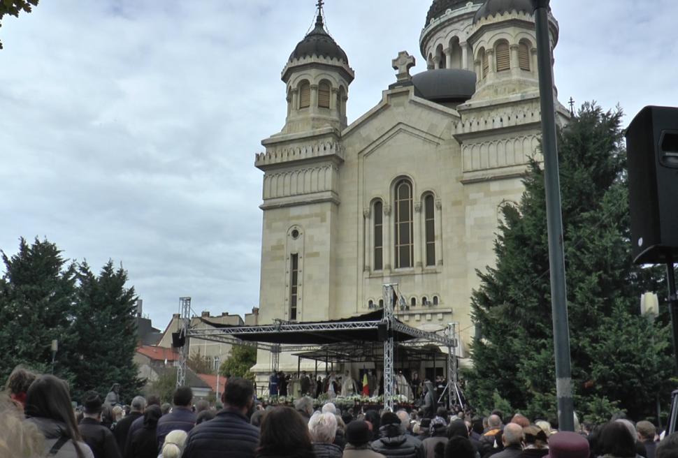 Mii de credincioși la înmormântarea cu onoruri militare a episcopului Vasile Someşanul. ÎPS Teodosie, în soborul de preoți 731009