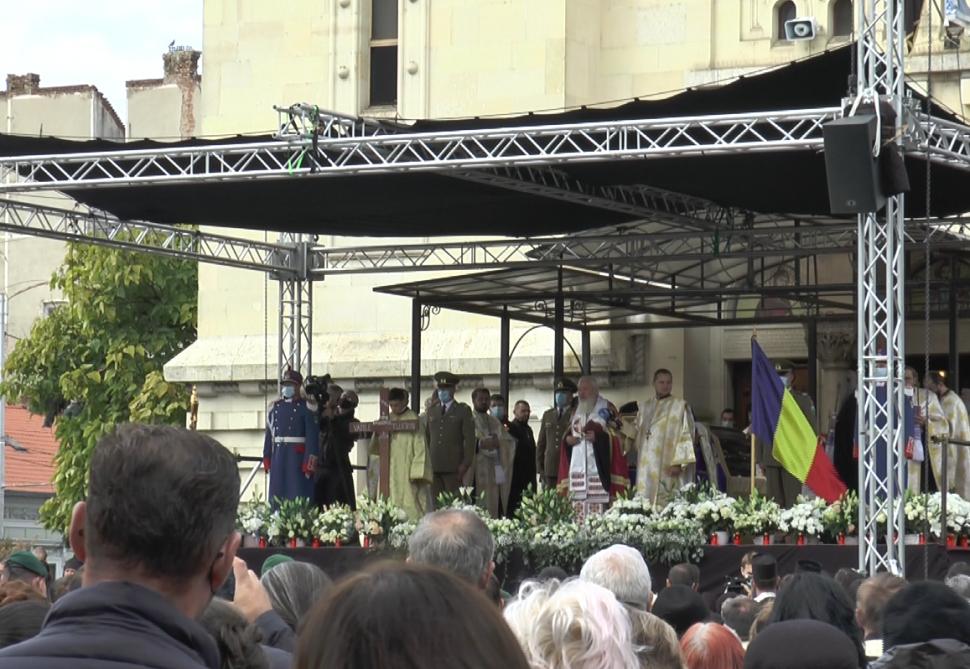 Mii de credincioși la înmormântarea cu onoruri militare a episcopului Vasile Someşanul. ÎPS Teodosie, în soborul de preoți 731010