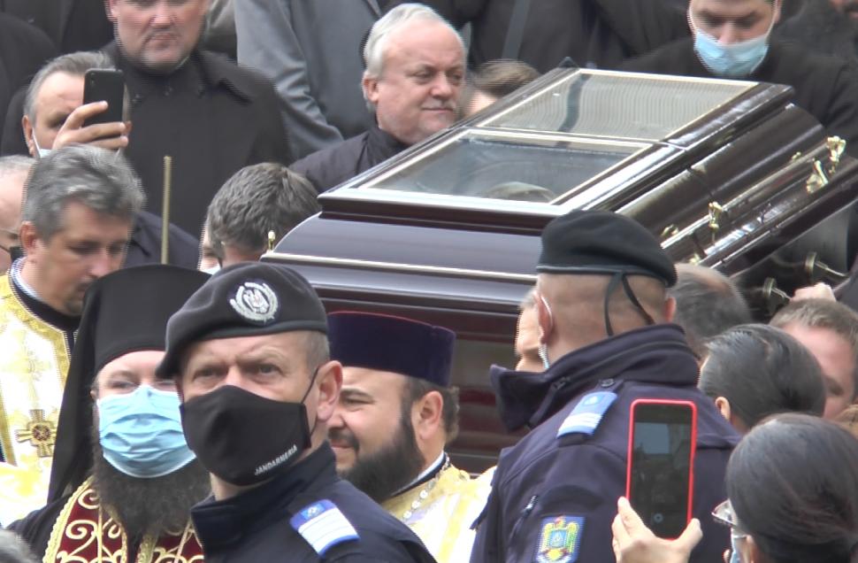 Mii de credincioși la înmormântarea cu onoruri militare a episcopului Vasile Someşanul. ÎPS Teodosie, în soborul de preoți 731011