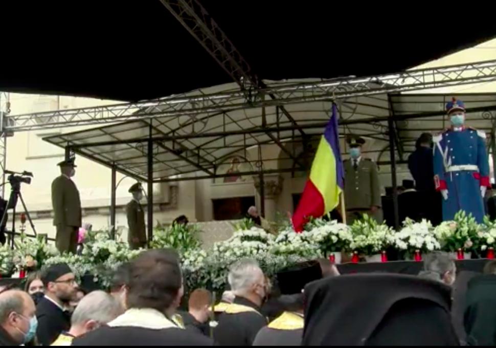 Mii de credincioși la înmormântarea cu onoruri militare a episcopului Vasile Someşanul. ÎPS Teodosie, în soborul de preoți 731012
