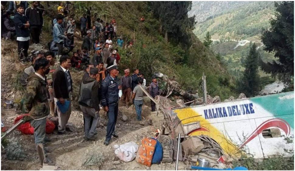 32 de persoane au murit după ce un autobuz din Nepal a căzut într-o prăpastie 731164