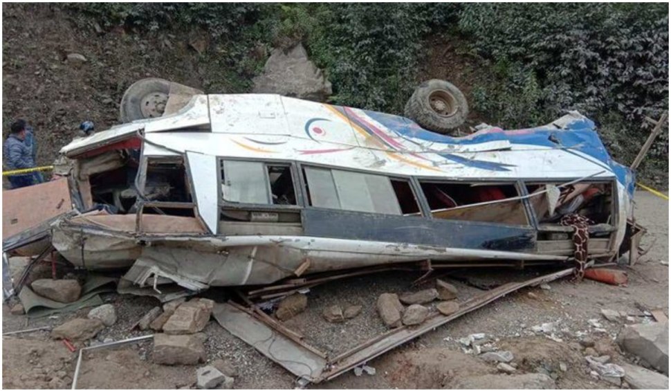 32 de persoane au murit după ce un autobuz din Nepal a căzut într-o prăpastie