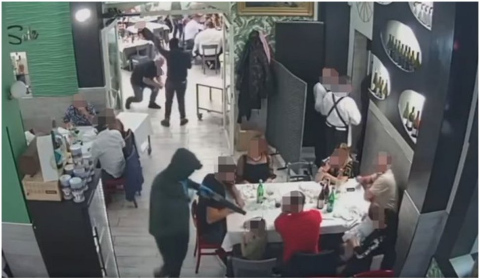 Doi hoți înarmați cu mitraliere au amenințat familiile cu copii dintr-o pizzerie italiană