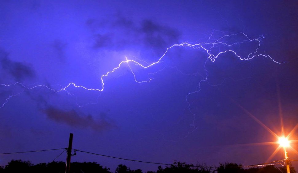 Avertizare meteo: Un ciclon va lovi România. Cod portocaliu de ploi torențiale și vânt puternic
