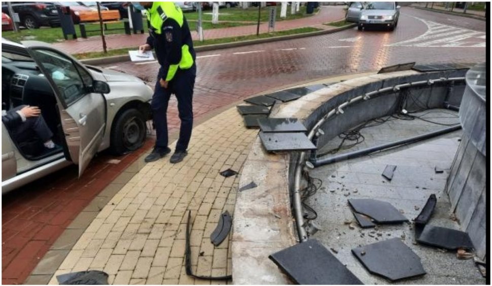O femeie care a aflat că are soțul la Urgență a intrat cu mașina în fântâna arteziană din fața Spitalului Județean Suceava