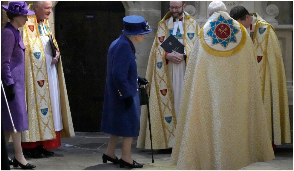 Regina Elisabeta a II-a a fost văzută în timp ce mergea folosind un baston