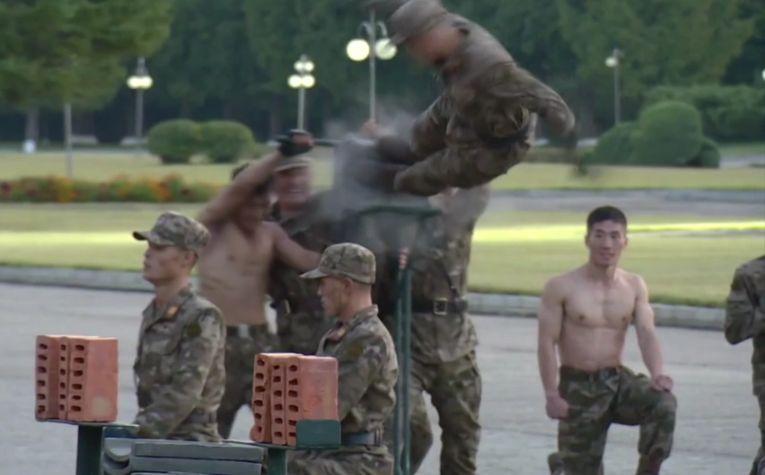 Soldații lui Kim Jong-Un rup lanțuri cu brațele, îndoaie oțel cu gâtul și sparg cărămizi cu pumnii, ca-n filmele cu arte marțiale. Liderul suprem aplaudă, în cele din urmă 731310