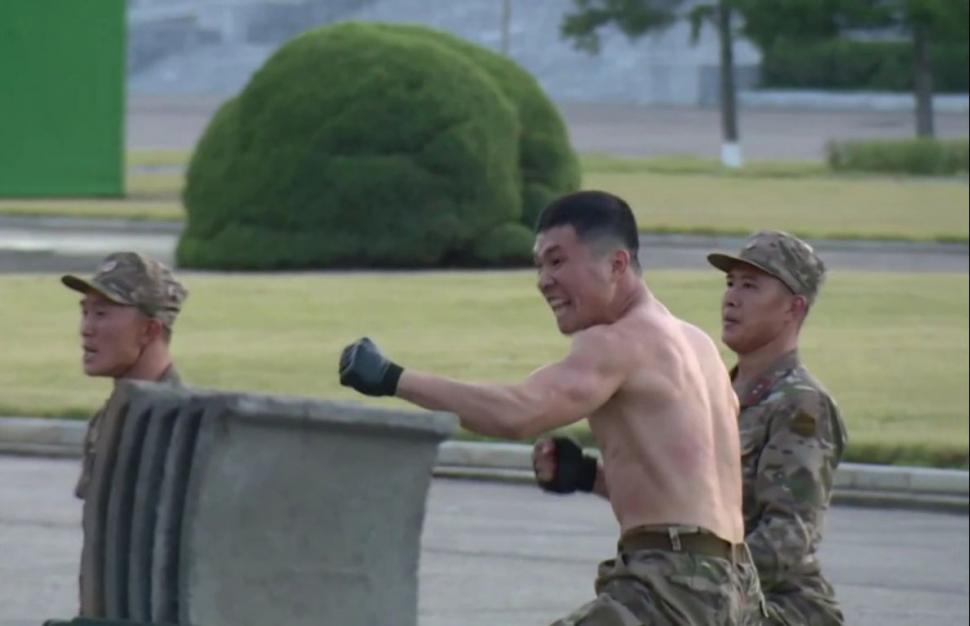 Soldații lui Kim Jong-Un rup lanțuri cu brațele, îndoaie oțel cu gâtul și sparg cărămizi cu pumnii, ca-n filmele cu arte marțiale. Liderul suprem aplaudă, în cele din urmă 731314