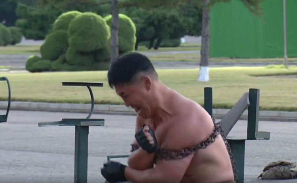 Soldații lui Kim Jong-Un rup lanțuri cu brațele, îndoaie oțel cu gâtul și sparg cărămizi cu pumnii, ca-n filmele cu arte marțiale. Liderul suprem aplaudă, în cele din urmă 731315